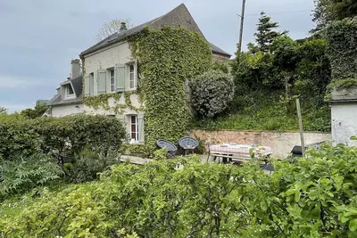 Image de 4 min à Pied du Port, Dans un Écrin de Verdure