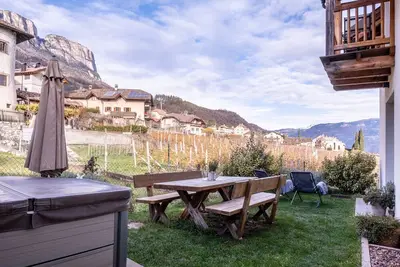 Image de Appartement de vacances \"Weingut Lahn Zu Eppan Apt Garten\" avec vue sur la montagne, jardin privé et jacuzzi