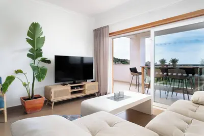 Image de Appartement 'V2 Vale da Ribeira' avec piscine partagée, Wi-Fi et climatisation