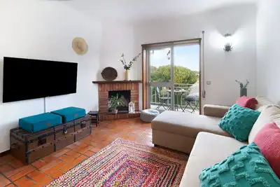 Appartement 'Retro Beach House Moledo' avec vue montagne, Wi-Fi et climatisation
