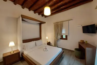 Luxury Retreat Close to Achla and Gerolimini - 4 Bdrms- 25 min From Andros Town