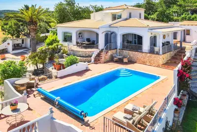 Image de Casa das Oliveiras, villa de luxe magnifiquement située, avec jardin et piscine.