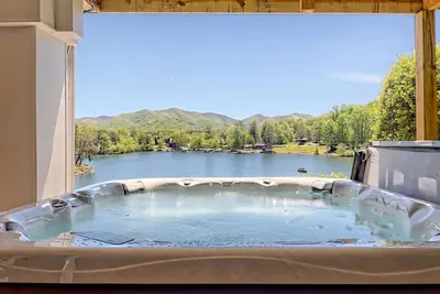 Image de 6 bd 3. 5 bath sleeps 14 lakefront hot tub game room