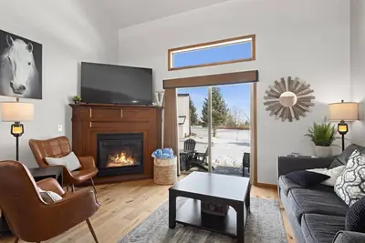 Image de Altitude Adjustment - on golf course, less than 15 minutes to ski, WiFi, dog friendly, hot tub.