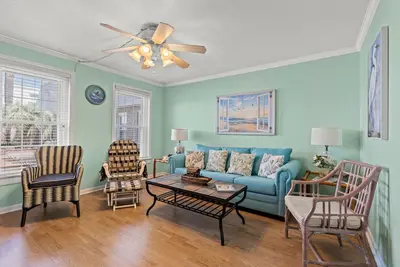 Image de Quaint & Quiet Townhouse, 0. 3 miles from beach + Free Attraction Tickets!