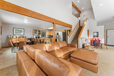 Image de Scenic Mountain Views from Private Deck and Hot Tub, Gas Burning Fireplace!