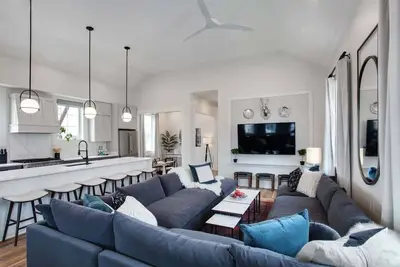 Image de Spacious Modern Home | Heated Pool