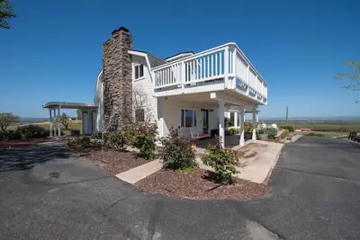 Image de Hilltop Vineyard Home w/360 Views, Pool & Fire Pit!