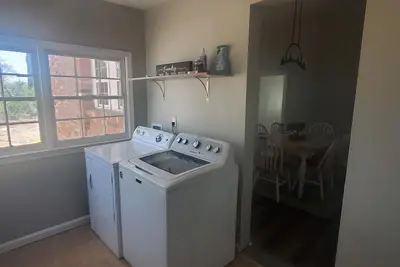 Image de 4br/2ba Spacious, Private & Convenient Location to everything