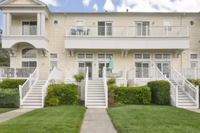 Image de Exceptional 4 Br 3. 5 Bath Water View with Amenties Galore