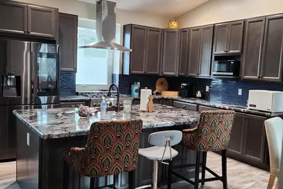 Image de Stunning New Custom-Built Home, 12' Ceilings, Chef's Kitchen, and Fruit Orchard
