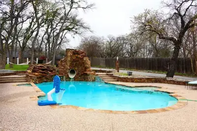Image de Pool House on the Lake with dock