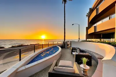Image de Oceanfront, Steps to Beach/A/C/Parking