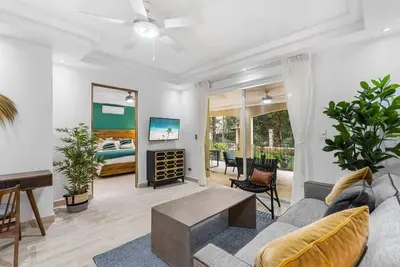 Image de Stylish Ground floor Condo walking to Town