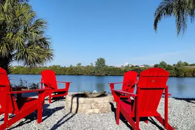 Image de Welcome to Lakeview Oasis. Escape the city and embrace lakeside living.