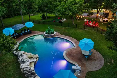 Image de Near Downtown~Pool on 2 Acres~Pickleball~Sleeps 22