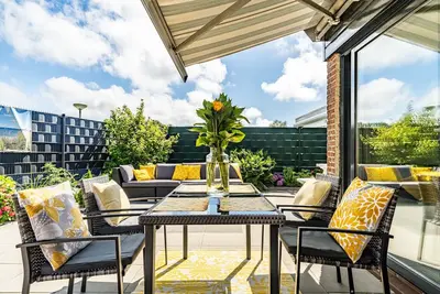 Image de Relax at this peaceful place🌷 A dog owners favorite. Tulip season deals!