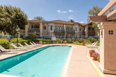 Image de Relax and Recharge in our 2br/2ba Condo with Free Wifi and Pool - Perfect for Work or Play!