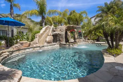 Image de Luxurious Pool Resort Style Gated Estate - sleeps 14  - 5 bedrooms 4. 5 bath