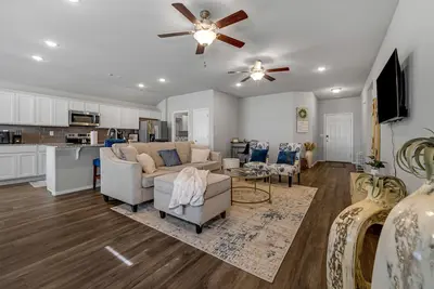 Image de Lakewood Lounge - Quiet Area, Walking Trails, Community Park