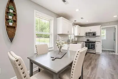 Image de Chic & Cozy Home w/ Game Room & Firepit!