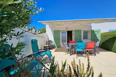Image de Maison ensoleillée avec piscine privée, proche plage et commerces
