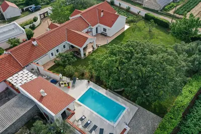 Image de GemĂĽtliches 3 Zimmer Hausteil mit Beheiztem Pool und 5 Minuten vom Meer Entfernt