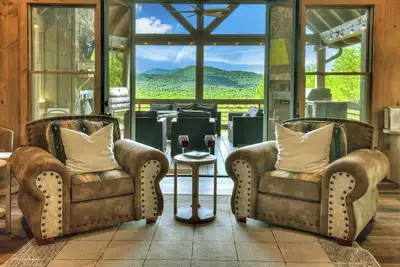 Image de 4 Br w Views, Private trails, hot tub, grill