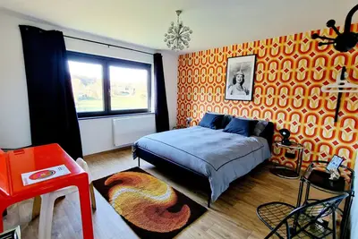 Image de Paulette à bicyclette, maison à la déco vintage avec vue sur la rivière
