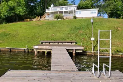 Image de Lakeside retreat with boat dock