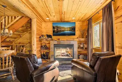 Image de Cozy Log Cabin Retreat | Hottub | Dog Friendly