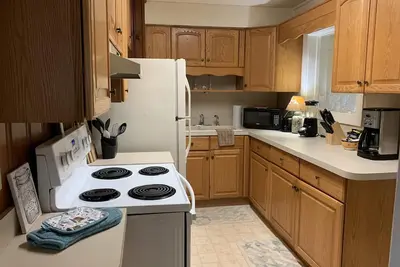 Image de Residential Bungalow (2-Bedroom Home) - Pets Allowed by RedAwning