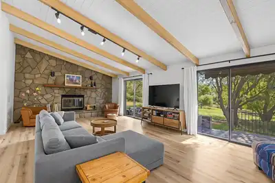 Image de The Red House - Near Golf, Beaches & Communal Pool by Yosemite Region Resorts