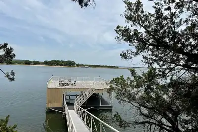 Image de Large, shady patio with deep-water two-story dock with sunset views. Sleeps 8