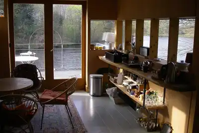 Image de Confortable cabane au dessus d'un étang, acces privatif, ponton.