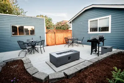 Image de Gorgeous 4bd/3ba House w/Ac 1 block from Light Rail