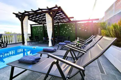 Image de Sunny Holiday House with pool