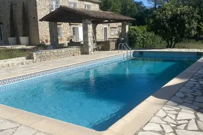 Image de Le charme d’un vieux mas provençal dans un parc arboré avec piscine …