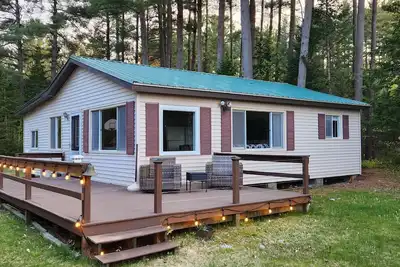 Image de A beautiful cottage nestled in Adirondacks overlooking the peaceful White Lake