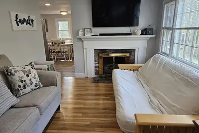 Image de Newly Renovated Mid-Cape Home with Pond and Waterfront Access