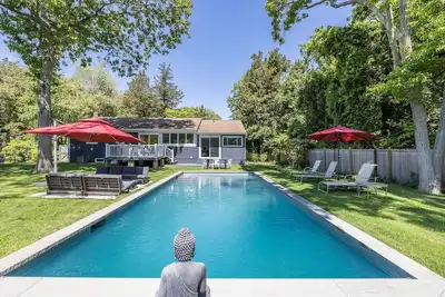 Image de Beautiful home with gunite heated pool, walk to bay beach club!