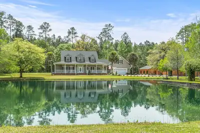 Image de Country Villa pool hot tub game room pond