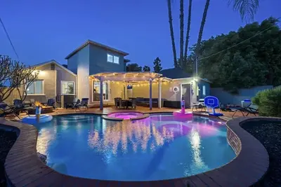 Image de Desirable Wood Streets Pool Home w/ Arcade