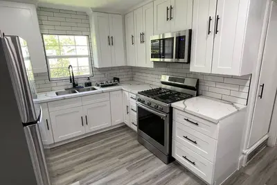 Image de Cute + Cozy Safe Space Downtown