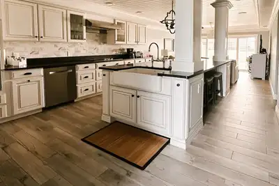 Image de Upscale 1st Floor Beachfront Condo just seconds from the beach and pool
