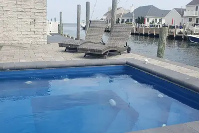 Image de Renovated Contemporary with Bay views & Pool!