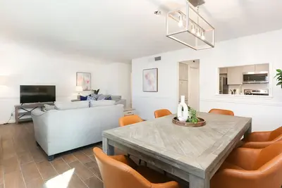 Image de Newly Remodeled House in a Quiet Neighborhood.