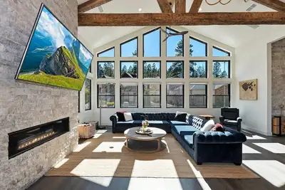 Image de Bella Villa: Luxury On Bear Mountain Golf Course! Air Conditioning! Spa! Theatre! Game Room! Walk to slopes!