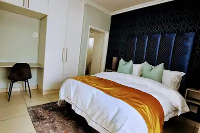 Image de Harmony Apartment: Stylish 1-Bedroom in Parkmore with Uninterrupted Solar Power
