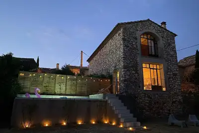 Image de Maison Entière en Pierre Avec Piscine au Cœur D'un Village Typique
